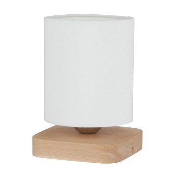 Stolová lampa s bielym tienidlom a dreveným podstavcom stojí na bielom pozadí.