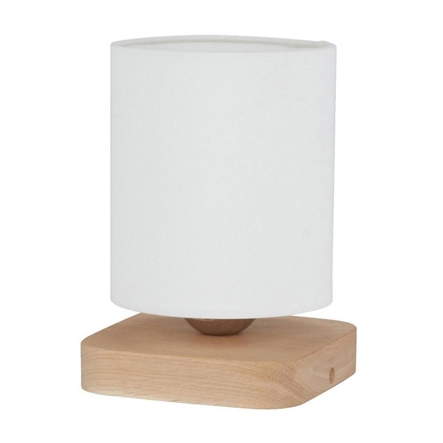 Stolová lampa s bielym tienidlom a dreveným podstavcom stojí na bielom pozadí.