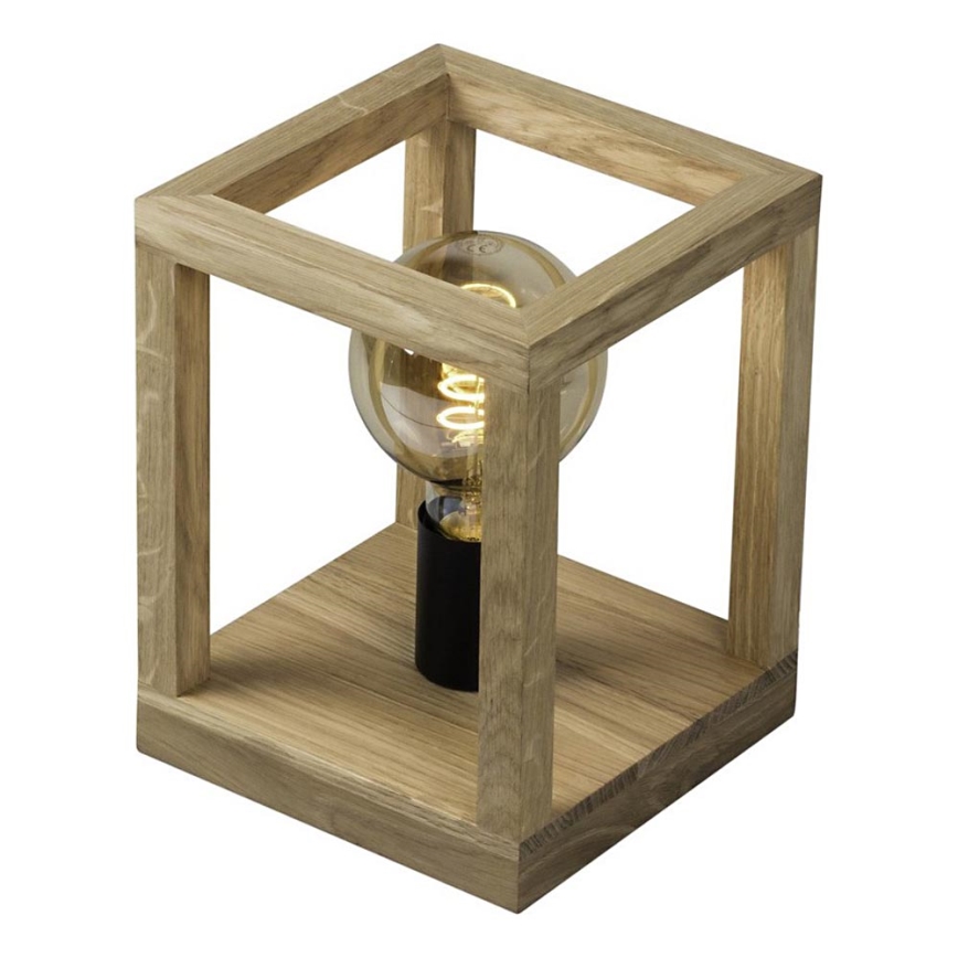 Drevená stolová lampa v tvare kocky svieti. Žiarovka s vláknom je umiestnená vo vnútri drevenej konštrukcie. Lampa stojí na bielom pozadí.