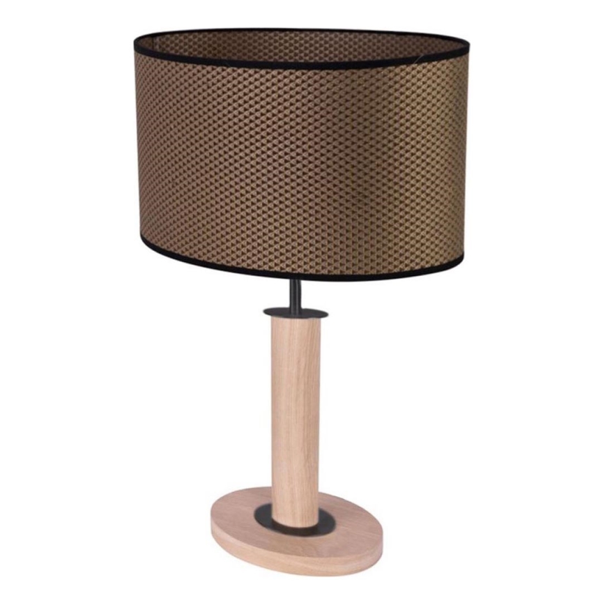 Stolová lampa s oválnym tienidlom svetlohnedej farby s geometrickým vzorom a čiernym lemovaním, dreveným svetlohnedým stĺpikom a oválnym podstavcom, stojí na bielom pozadí.