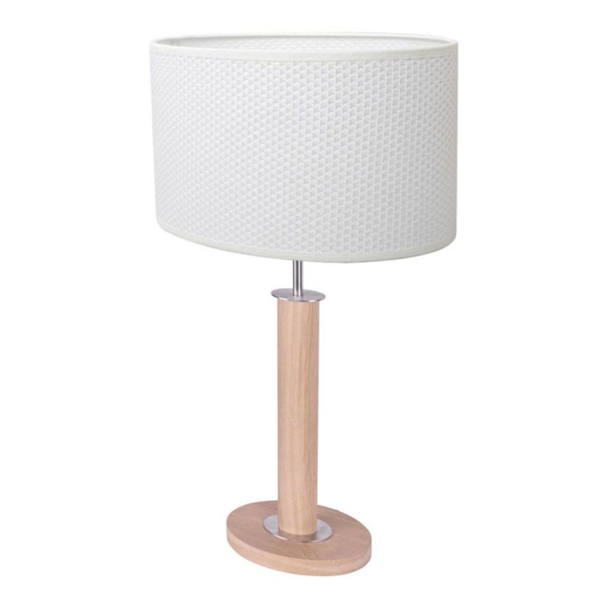 Stolová lampa s oválnym tienidlom svetlosivej farby s textúrovaným povrchom stojí na drevenom podstavci s kovovými prvkami. Lampa je osvetľovacím telesom. Na obrázku je izolovaná na bielom pozadí.