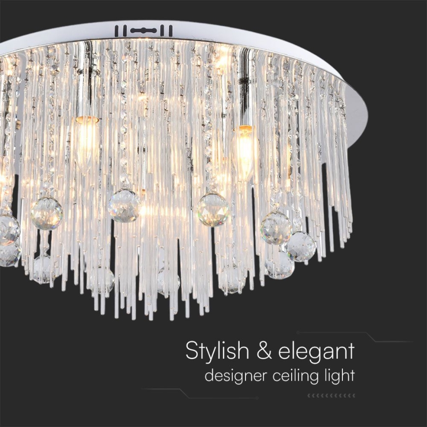 Stropné svietidlo svieti. Je kruhového tvaru, z chrómovaného kovu, ozdobené visiacimi kryštáľovými prvkami a tyčinkami. Text pod svietidlom: „Stylish & elegant designer ceiling light“.
