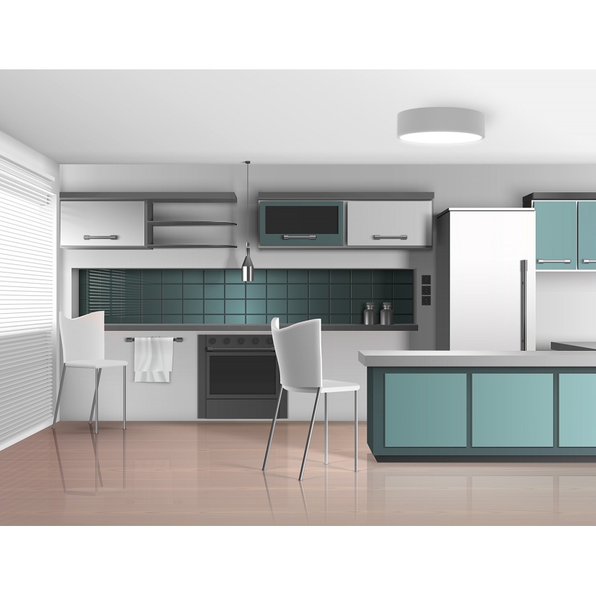 Dve biele stoličky stoja v modernej kuchyni s tmavomodrými dlaždicami, vstavanými spotrebičmi a svetlými skrinkami. Kuchynská linka obsahuje rúru a varnú dosku. Okno s žalúziami je vľavo.