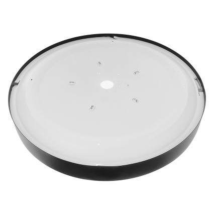 Okrúhla, čierna podstava stropného svietidla s bielym difúzorom. Je vidieť niekoľko otvorov pre montáž. Nachádza sa na bielom pozadí.