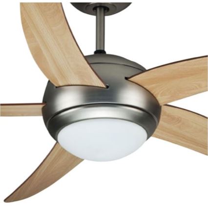 Stropný ventilátor s piatimi drevenými lopatkami a kovovou konštrukciou má zabudované svetlo. Ventilátor je zavesený zo stropu.