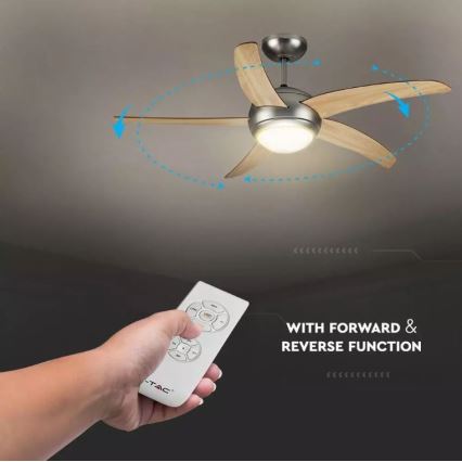 Stropný ventilátor s drevenými lopatkami sa otáča. Ovláda sa diaľkovým ovládaním. Text na obrázku: „WITH FORWARD & REVERSE FUNCTION“.