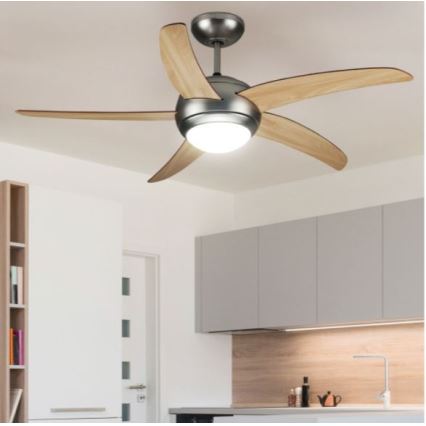 Stropný ventilátor s drevenými lopatkami a zabudovaným svetlom sa nachádza v kuchyni s šedými skrinkami a drevenou pracovnou doskou.