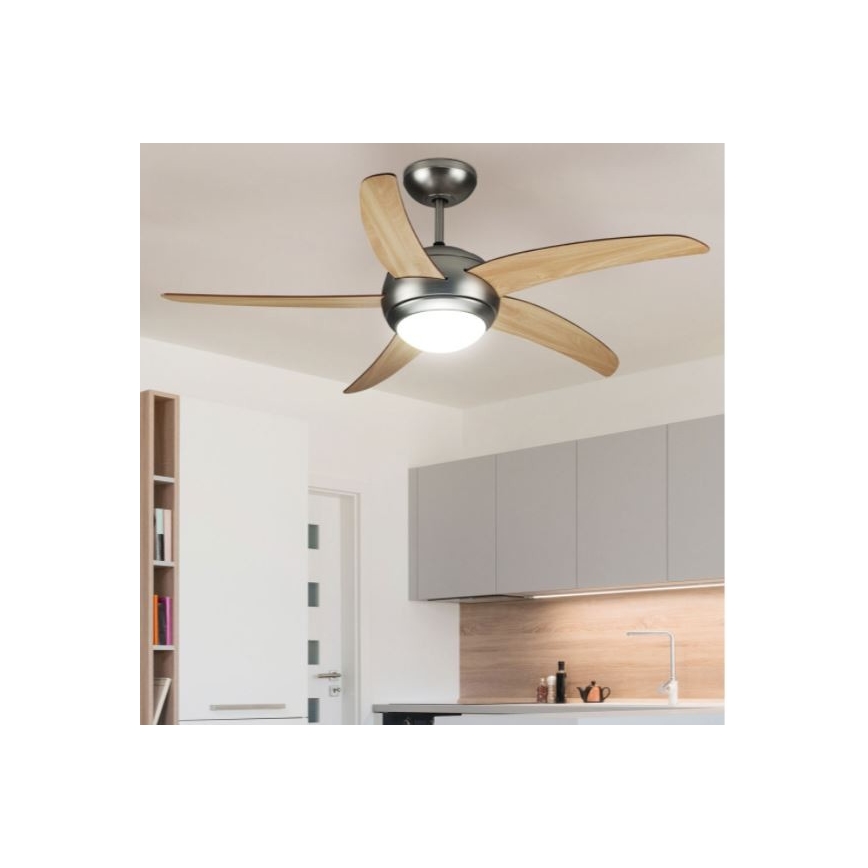 Stropný ventilátor s drevenými lopatkami a zabudovaným svetlom sa nachádza v kuchyni s šedými skrinkami a drevenou pracovnou doskou.