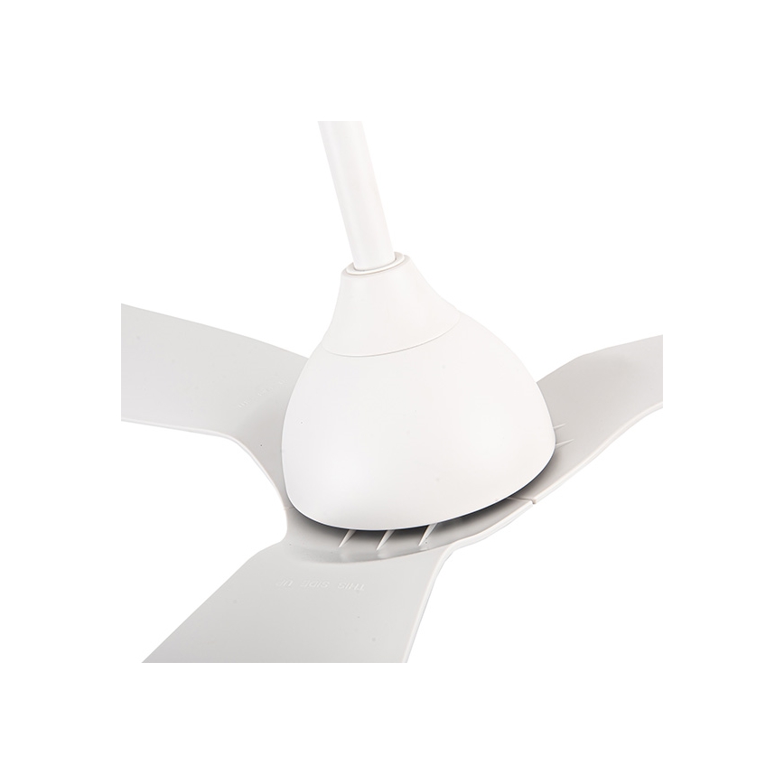 Biely stropný ventilátor s tromi lopatkami sa nachádza v priestore. Lopaty sú pripojené k bielej základni s valcovitým telom. Na jednej z lopatiek je viditeľný malý text: THIS SIDE UP.