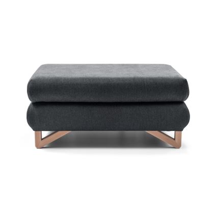 Dvojdielny tmavosivý taburet stojí na svetlohnedých drevených nohách. Je umiestnený na bielom pozadí.