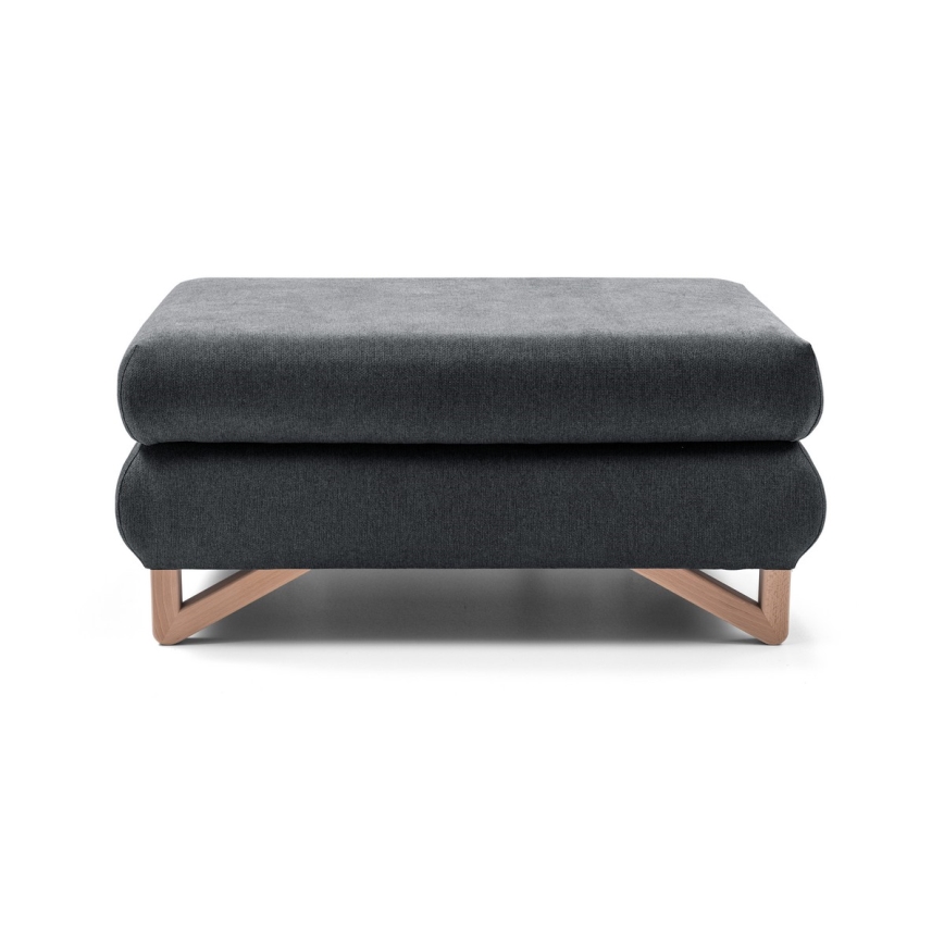 Dvojdielny tmavosivý taburet stojí na svetlohnedých drevených nohách. Je umiestnený na bielom pozadí.