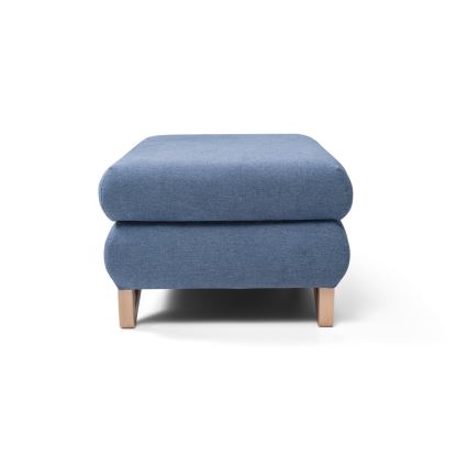 Taburetka z modrou látkovou poťahom a drevenými nožičkami stojí na bielom pozadí. Je čelne zobrazená.