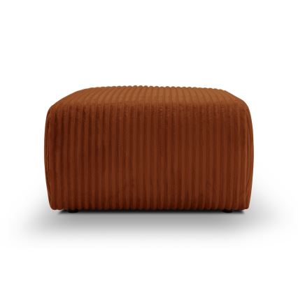Hnedohnedý taburet s vertikálnymi rebrami stojí na bielom pozadí. Taburet je obdĺžnikového tvaru.