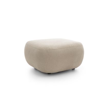 Čalúnený taburet svetlo béžovej farby s oblými tvarmi stojí na bielom pozadí.