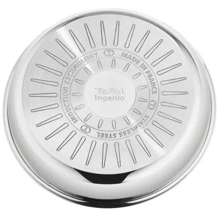 Dno hrnca z nehrdzavejúcej ocele je označené nápismi „Tefal ingenio“, „Induction Technology“, „Made in France“ a „Stainless Steel“. V strede sú vygravírované kruhy a čiary.