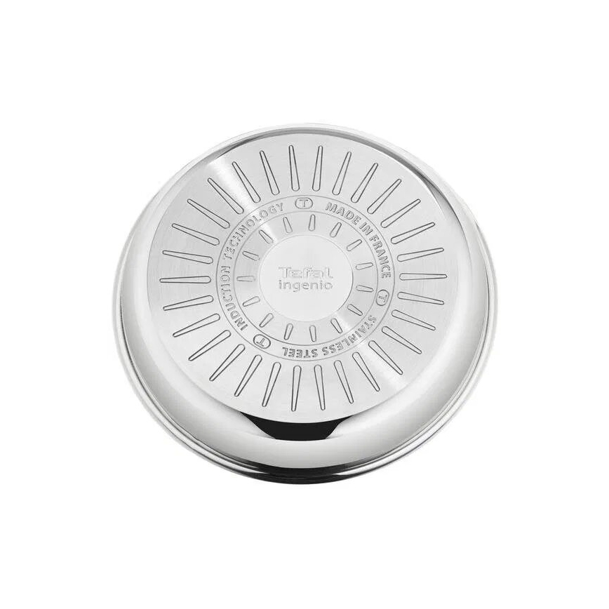 Dno hrnca z nehrdzavejúcej ocele je označené nápismi „Tefal ingenio“, „Induction Technology“, „Made in France“ a „Stainless Steel“. V strede sú vygravírované kruhy a čiary.