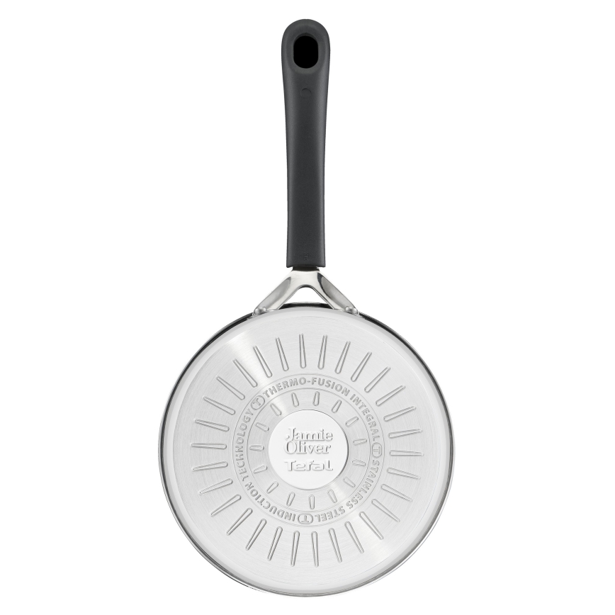 Panvica s čiernou rukoväťou je zobrazená zospodu. Na dne je vygravírované: „TECHNOLOGY THERMO-FUSION INTEGRAL STAINLESS STEEL INDUCTION“ a logo „Jamie Oliver Tefal“.