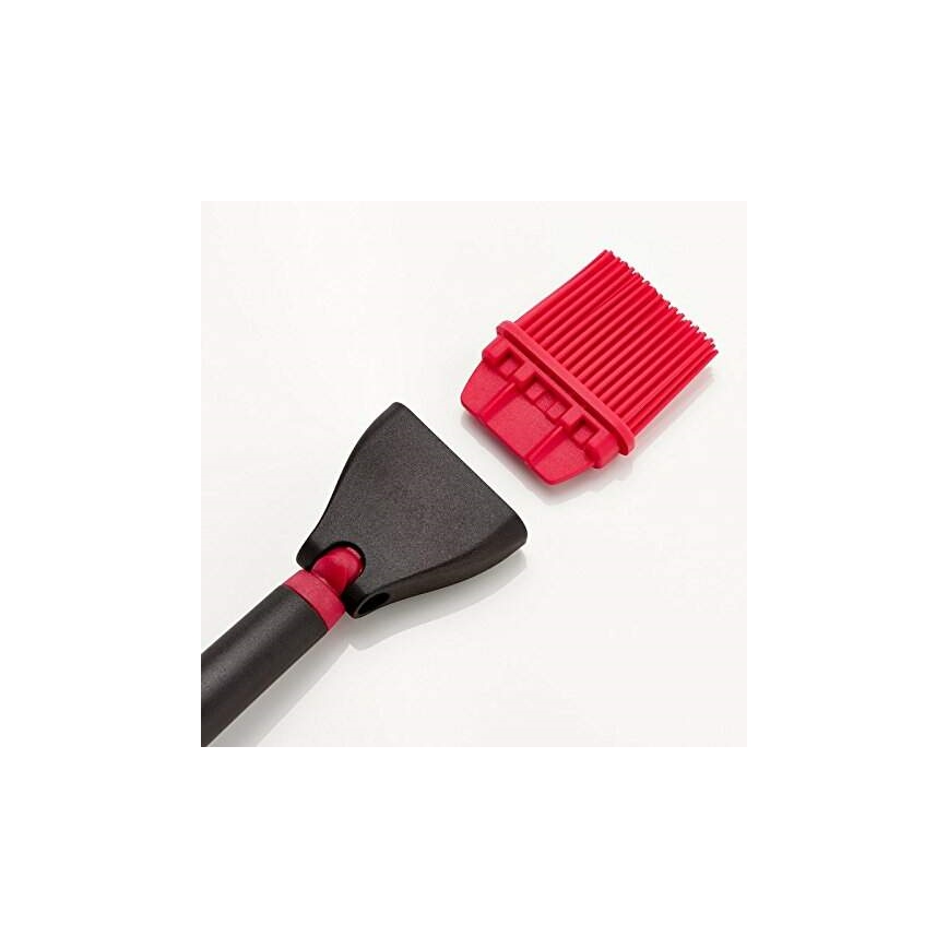 Štetka na pečenie s odnímateľnou hlavicou. Červená silikónová hlavica s čiernou plastovou rukoväťou. Hlavice sa dajú odňať. Nachádza sa na svetlom pozadí.