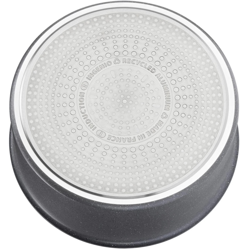 Dno hrnca z recyklovaného hliníka je zobrazené zhora. Je sivé s indukčným dnom a je označené nápisom: „INGENIO ® RECYCLED ALUMINIUM MADE IN FRANCE INDUCTION ®“.