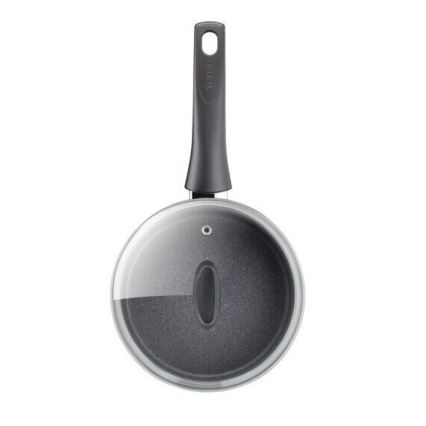 Malá tmavosivá panvica s priehľadnou sklenenou pokrievkou a tmavosivou rukoväťou s nápisom „Fissler“ je zobrazená zhora. Panvica je prázdna a je umiestnená na bielom pozadí.
