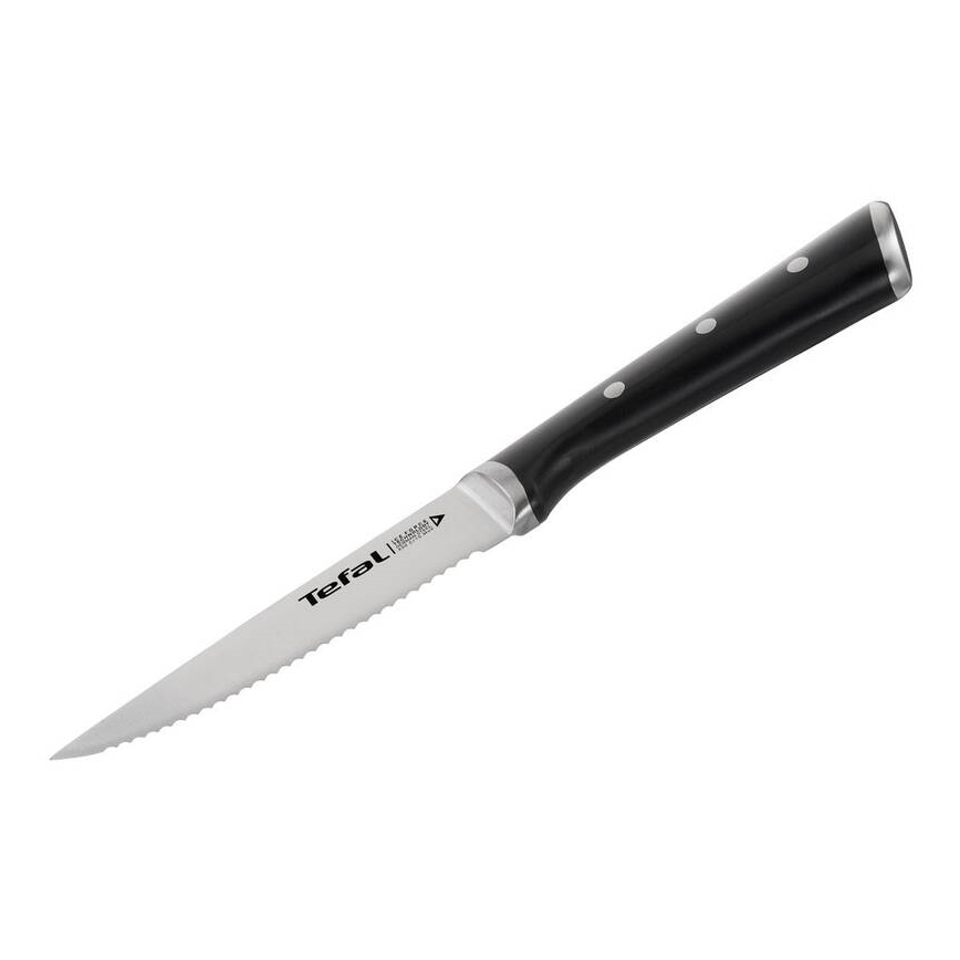 Pilový nôž Tefal leží na bielom pozadí. Na čepeli je vyrazené logo Tefal a označenie L65 56000A STAINLESS STEEL. Rukoväť je čierna s tromi kovovými bodkami.