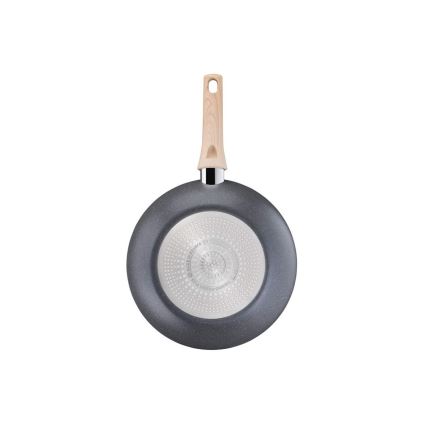 Panvica s drevenou rúčkou je zobrazená zhora. Jej povrch je tmavosivý s bodkovaným vzorom a kovovými detailmi. Na dne je viditeľný nápis: „Tefal Ingenio Expertise“.