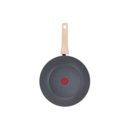 Wok s drevenou rúčkou a sivou nepriľnavou povrchovou úpravou je zobrazený zhora. Na dne je malé červené logo. Wok je umiestnený na bielom pozadí.
