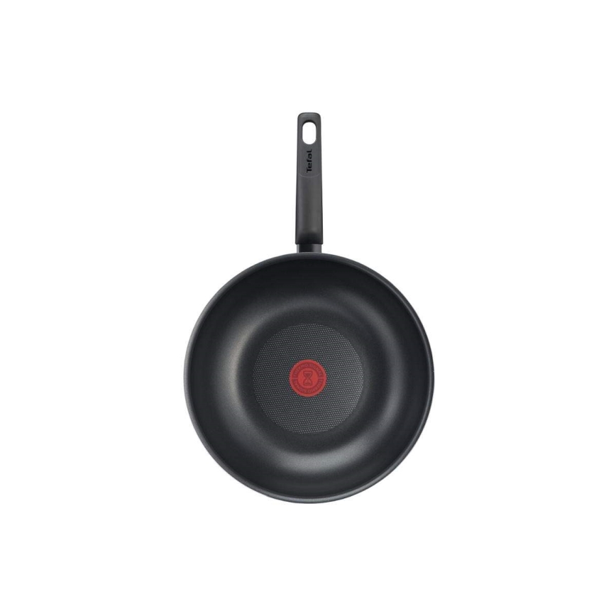 Čierna wok panvica s čiernou rukoväťou Tefal je zobrazená zhora. Panvica má na dne červený kruhový symbol. Pozadí je biele.