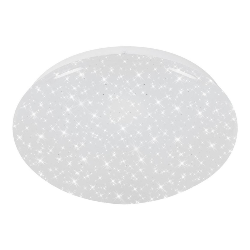 Okrúhle stropné svietidlo s bielym povrchom a mnohými malými svetelnými bodmi v tvare hviezdičiek osvetľuje priestor. Svietidlo je zobrazené na bielom pozadí.