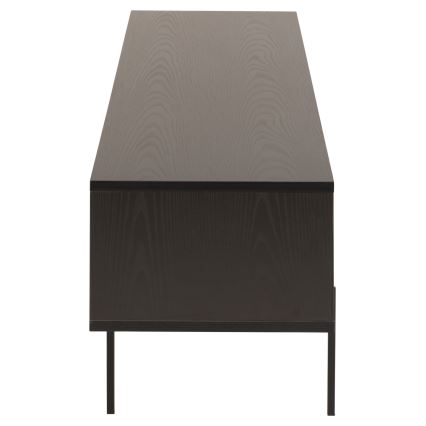 Tmavohnedá nízka televízna skrinka s úzkymi kovovými nožičkami stojí na bielom pozadí. Skrinka má jednu prednú dvierka, ktoré zakrývajú úložný priestor. Vrchná doska je plochá.