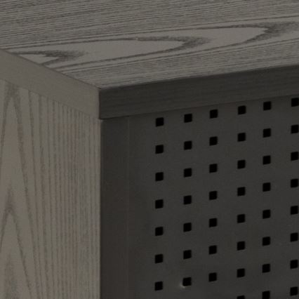 Štvorcová skrinka s drevom podobnou povrchovou úpravou má na jednej strane perforovaný panel. Horná časť je rovná, tmavosivá. Viditeľná je iba časť skrinky.
