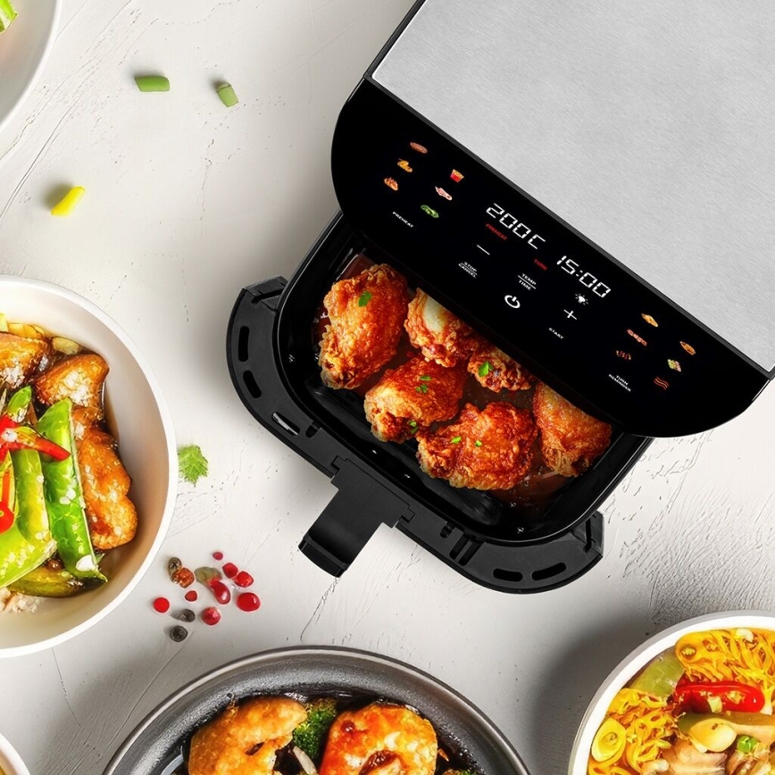 Airfryer pripravuje kuracie krídla. Displej ukazuje teplotu 200°C a čas 15:00. Okolité prostredie tvoria misy s ázijskou kuchyňou.