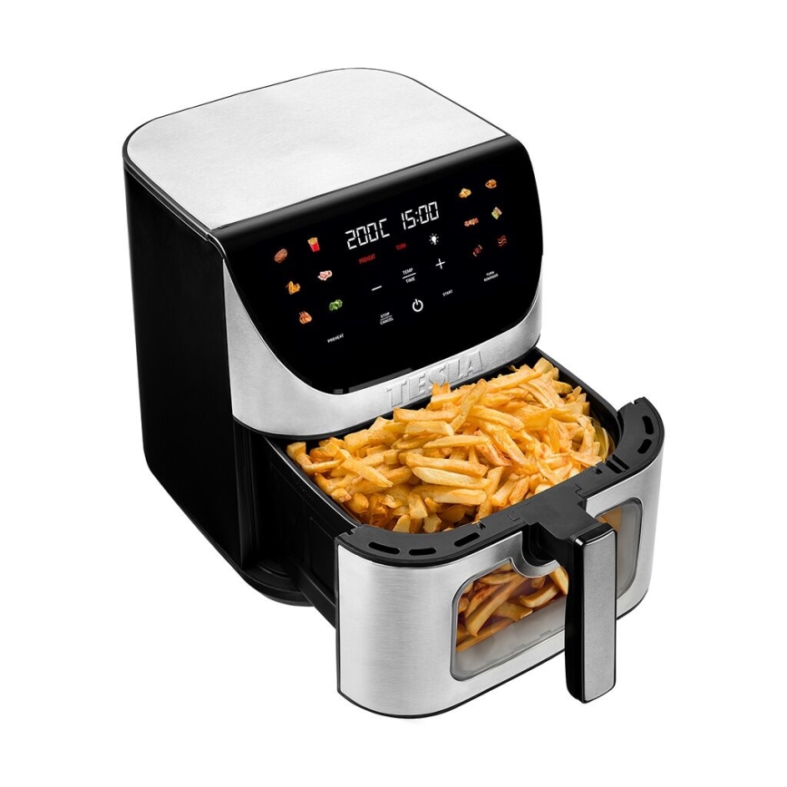 Digitálna fritéza Tefal pripravuje hranolky. Fritéza je čierno-strieborná, s vyťahovacím zásobníkom a displejom zobrazujúcim 200°C a 15:00.