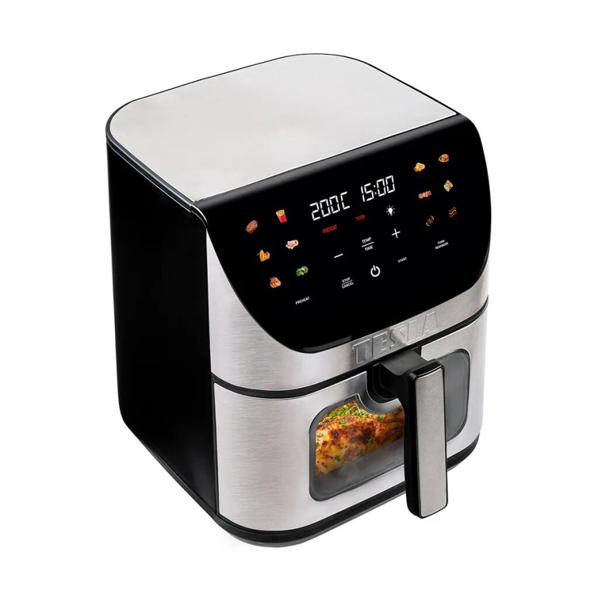 Airfryer TESLA pripravuje jedlo. Displej zobrazuje teplotu 200°C a čas 15:00. Prístroj je strieborno-čierny, s viditeľným pečeným mäsom vo vnútri.