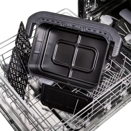 Umývačka riadu obsahuje niekoľko čiernych pekáčov a roštov. Pekáče sú umiestnené v koši umývačky. Koš je z nehrdzavejúcej ocele.