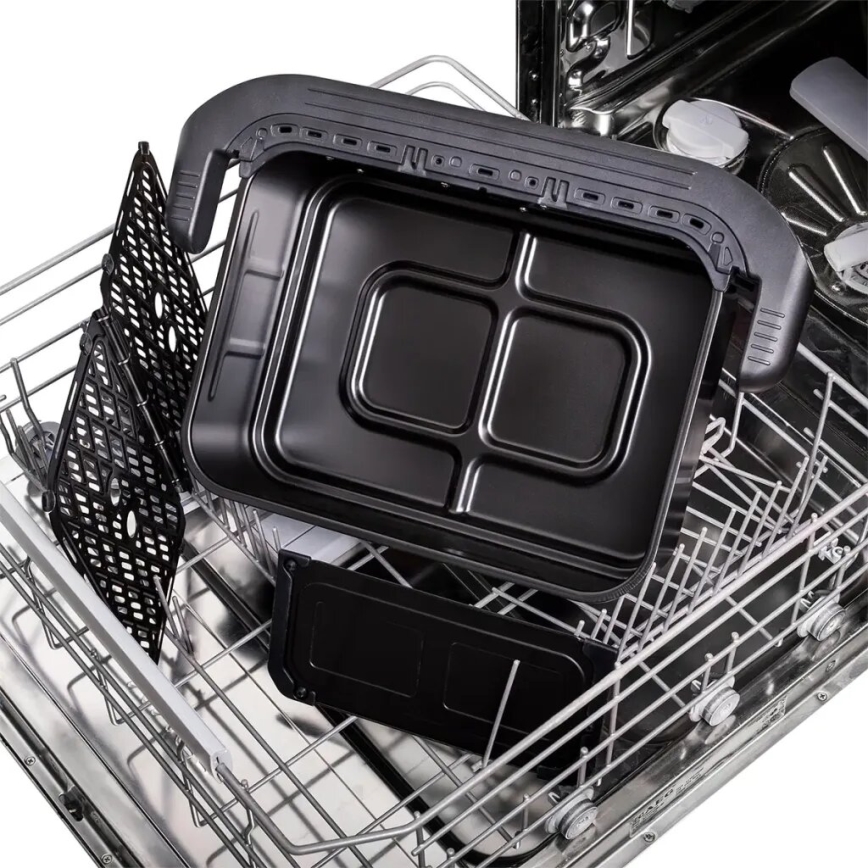 Umývačka riadu obsahuje niekoľko čiernych pekáčov a roštov. Pekáče sú umiestnené v koši umývačky. Koš je z nehrdzavejúcej ocele.