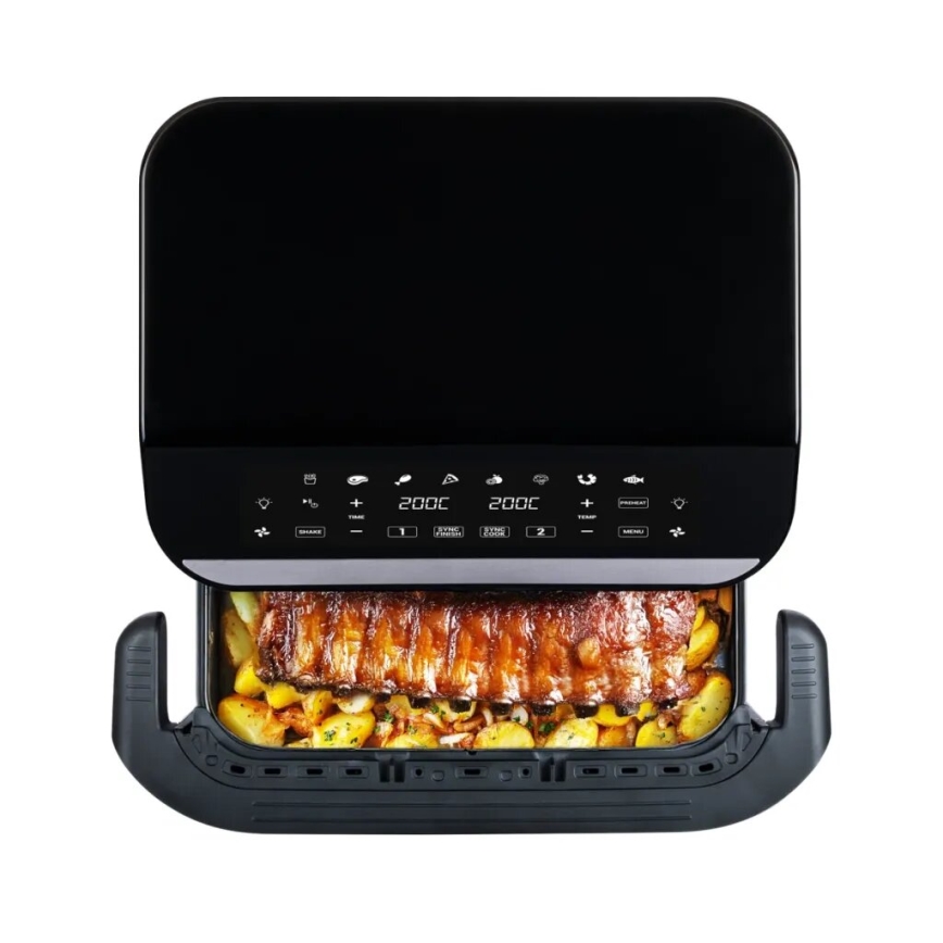 Čierna vzduchová fritéza s digitálnym displejom zobrazujúcim „200C 200C“ pečie rebrá s pečenými zemiakmi. Fritéza má odnímateľnú nádobu s držadlami.