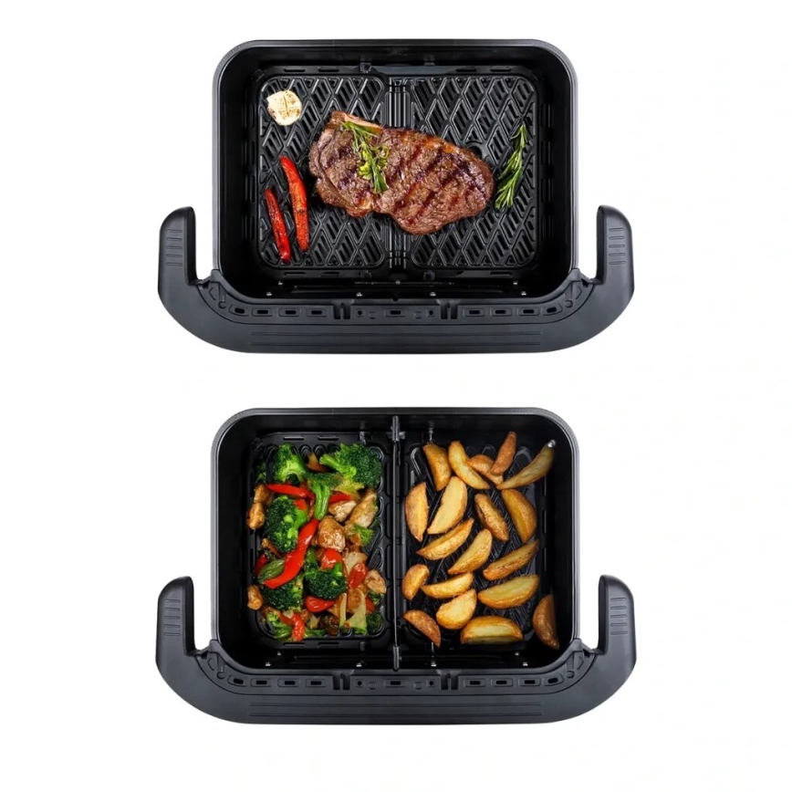 Dve čierne pekáče s úchytkami obsahujú pripravené jedlo. Horný pekáč: grilovaný steak s paprikou a rozmarínom. Dolný pekáč: pečené zemiaky a zeleninová zmes.