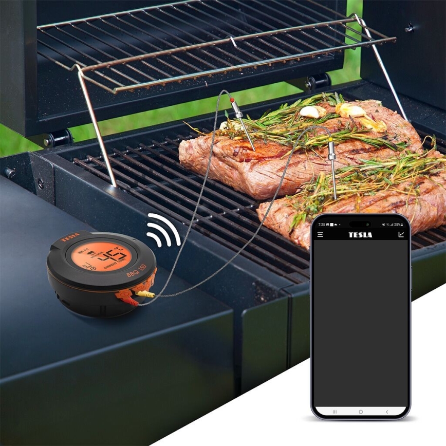 Bezdrôtový gril teplomer Tesla BBQ 50 meria teplotu mäsa grilovaného na grile. Teplomer je prepojený so smartfónom, zobrazujúcim aktuálnu teplotu 45°C.
