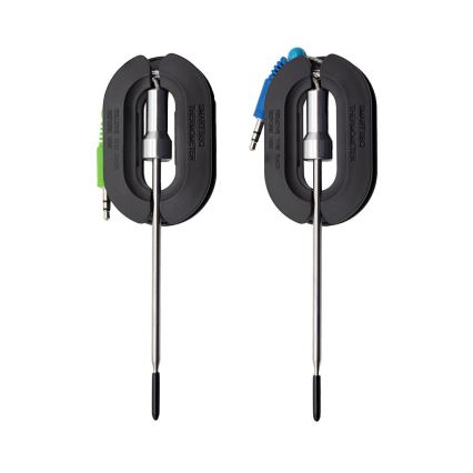 Dva digitálne teplomery Smart BBQ Thermometer sú zobrazené zavesené na bielom pozadí. Každý má kovový snímač a kábel s konektorom. Jeden kábel je zelený, druhý modrý. Na plastovej časti je nápis „REMOVE THE PLUG BEFORE USE“.