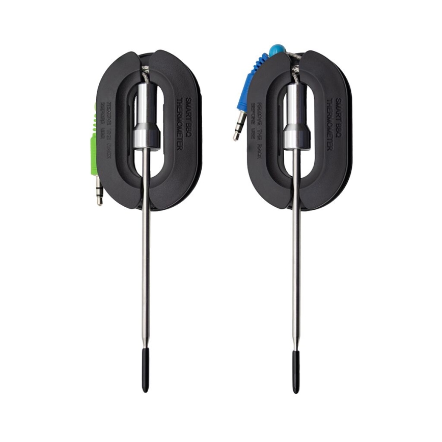 Dva digitálne teplomery Smart BBQ Thermometer sú zobrazené zavesené na bielom pozadí. Každý má kovový snímač a kábel s konektorom. Jeden kábel je zelený, druhý modrý. Na plastovej časti je nápis „REMOVE THE PLUG BEFORE USE“.