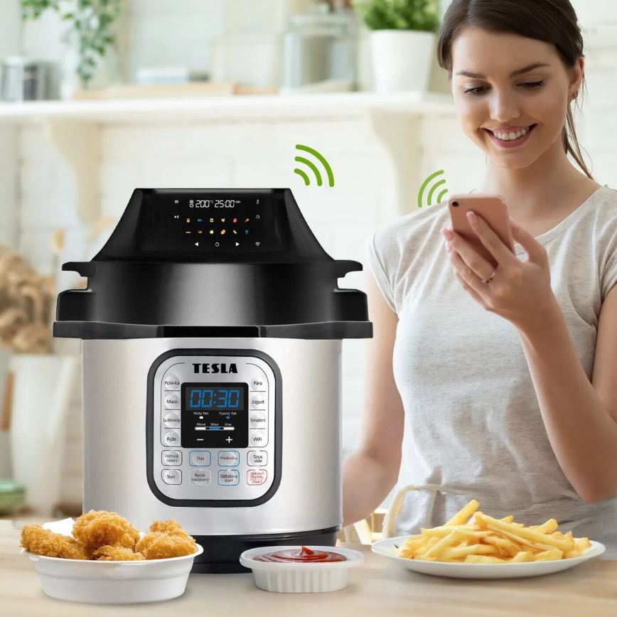 Multifunkčný tlakový hrniec Tesla s digitálnym displejom zobrazujúcim čas 00:30 a teplotu 250°C je ovládaný cez mobilný telefón. V blízkosti sú hranolky a kuracie nugety.
