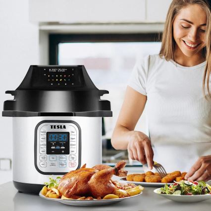 Multifunkčný tlakový hrniec Tesla s displejom zobrazujúcim „00:30“ pripravuje jedlo. Na stole je pečené kura s prílohami, žena pri stole servíruje jedlo.
