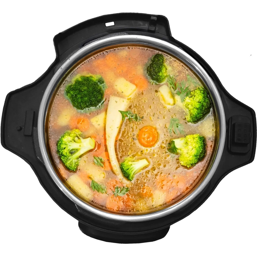 Tlakovec obsahuje zeleninovú polievku. Polievka obsahuje brokolicu, mrkvu a zemiaky. Je v tlakovecke s čiernym vekom a kovovou vnútornou nádobou.