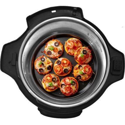 Hrncová pizza sa pečie v tlakovej nádobe. Mini pizze sú ozdobené olivami a bazalkou. Nádobu tvorí čierny vonkajší obal a vnútorná nerezová časť.