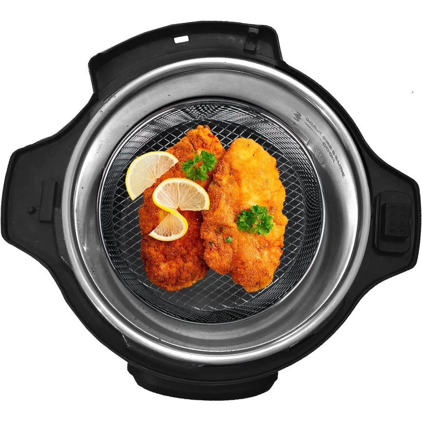 Dve rezne opečené dozlatista ležia v drôtenom košíku vo vnútri nádoby tlakového hrnca. K reznom sú plátky citróna a petržlen.