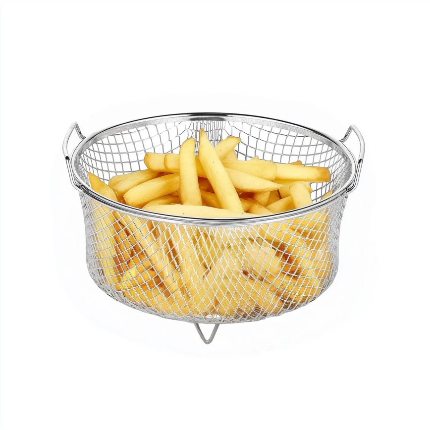 Kovový kôš s úchytkami obsahuje hranolky. Kôš stojí na troch nôžkach. Je umiestnený na bielom pozadí.