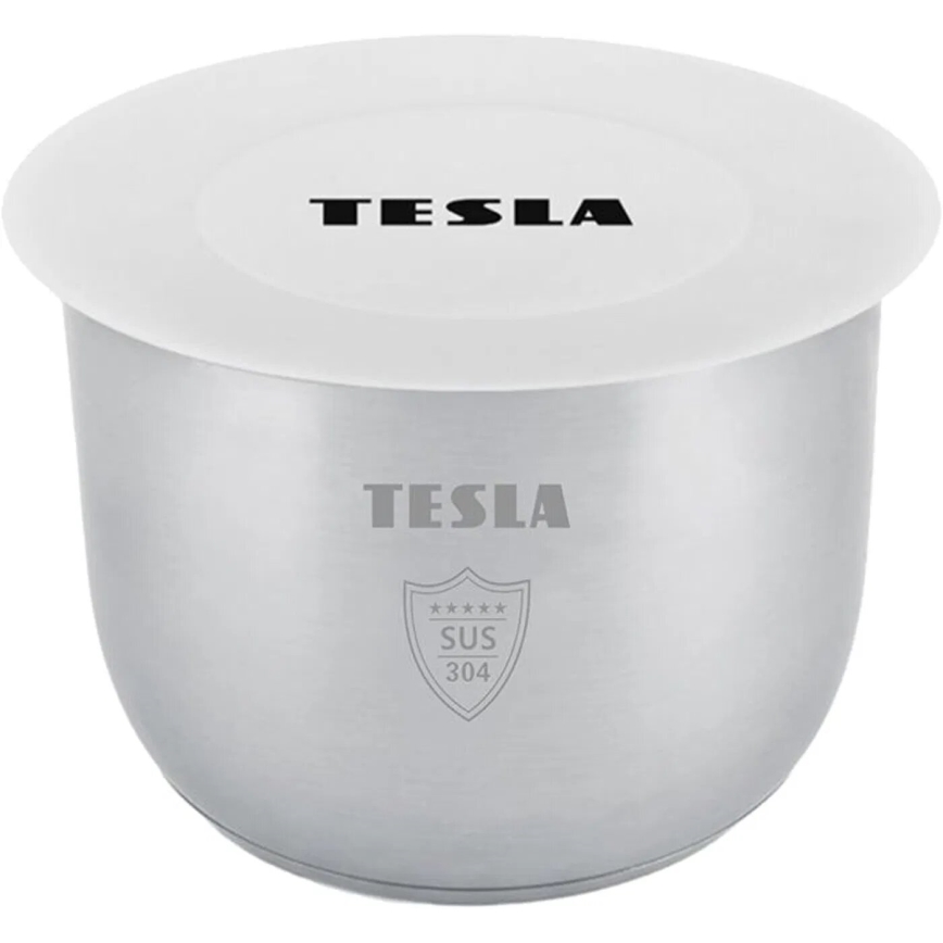 Nerezová miska s bielym silikónovým viečkom je zobrazená na svetlom pozadí. Na miske a viečku je vytlačené logo TESLA. Miska má tiež vygravírované logo so štítom a nápisom SUS 304.