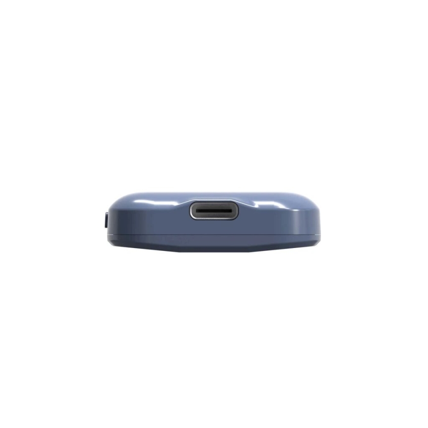 Modrý, obdĺžnikový externý pevný disk leží na bielom pozadí. Na boku je viditeľný USB-C konektor.