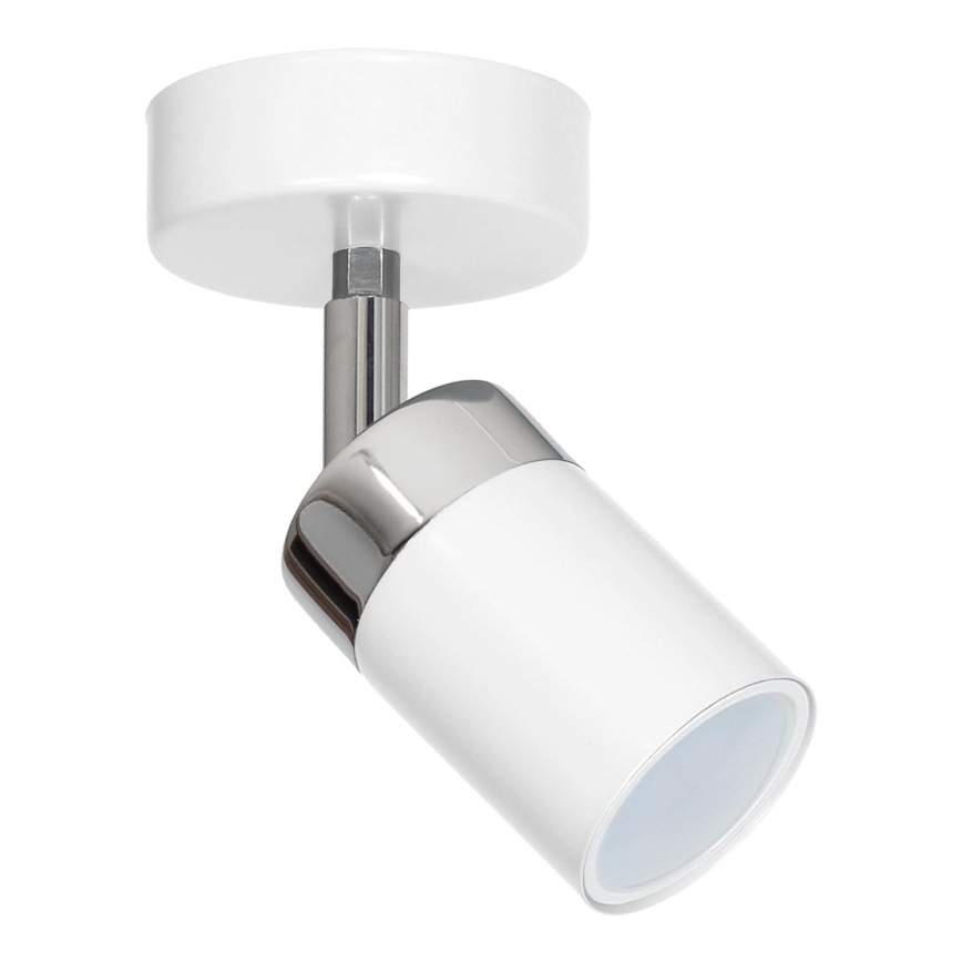 Biela bodová lampa s chrómovým lemom svieti. Pripevnená je na strop pomocou bieleho kruhového držiaka.